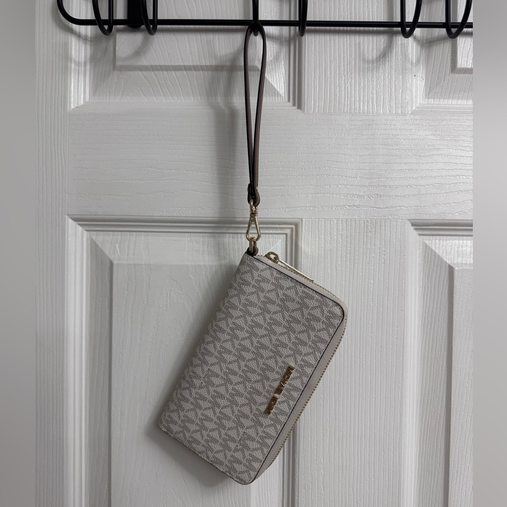 MICHAEL KORS Signature Logo Jet Set Wristlet